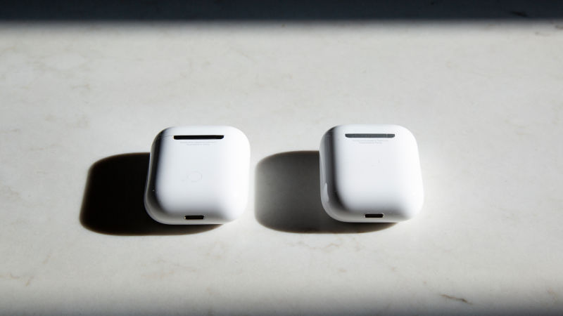 Parece que los AirPods de primera generación (derecha) tienen una bisagra de acero inoxidable, mientras que los AirPods de segunda generación (izquierda) parecen tener una bisagra de aluminio.Foto: Adam Clark Estes (Gizmodo)